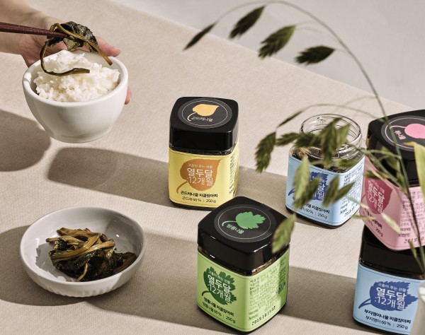 나물 피클 장아찌(방풍, 곤드레, 부지깽이, 취) 100g/250g/450g: 나물 피클 장아찌는 현대인의 건강과 입맛에 맞는 저염식 새콤달콤 피클 장아찌입니다. 전남 고흥에서 이른 봄 생산되는 해풍 맞고 자란 첫 순에 천연재료를 넣은 소스의 발효 숙성을 거쳐 소비자의 건강을 생각하며 ‘천천히, 제대로’ 바르고 정직하게 만들었습니다.